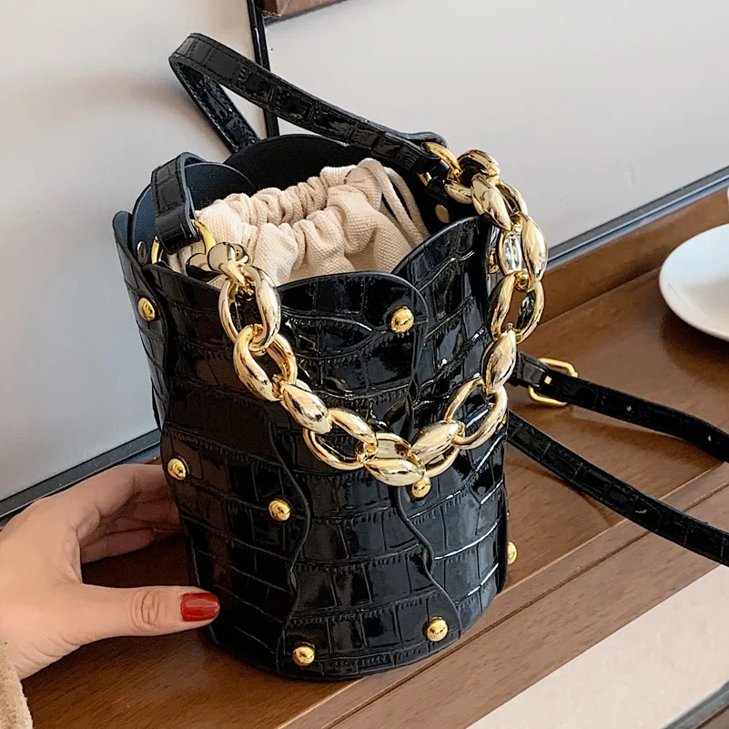 

2021 New arrivals Lady Rivets Bucket Hand Bags Luxury Ladies Chain Handbags Popular Purses For Women