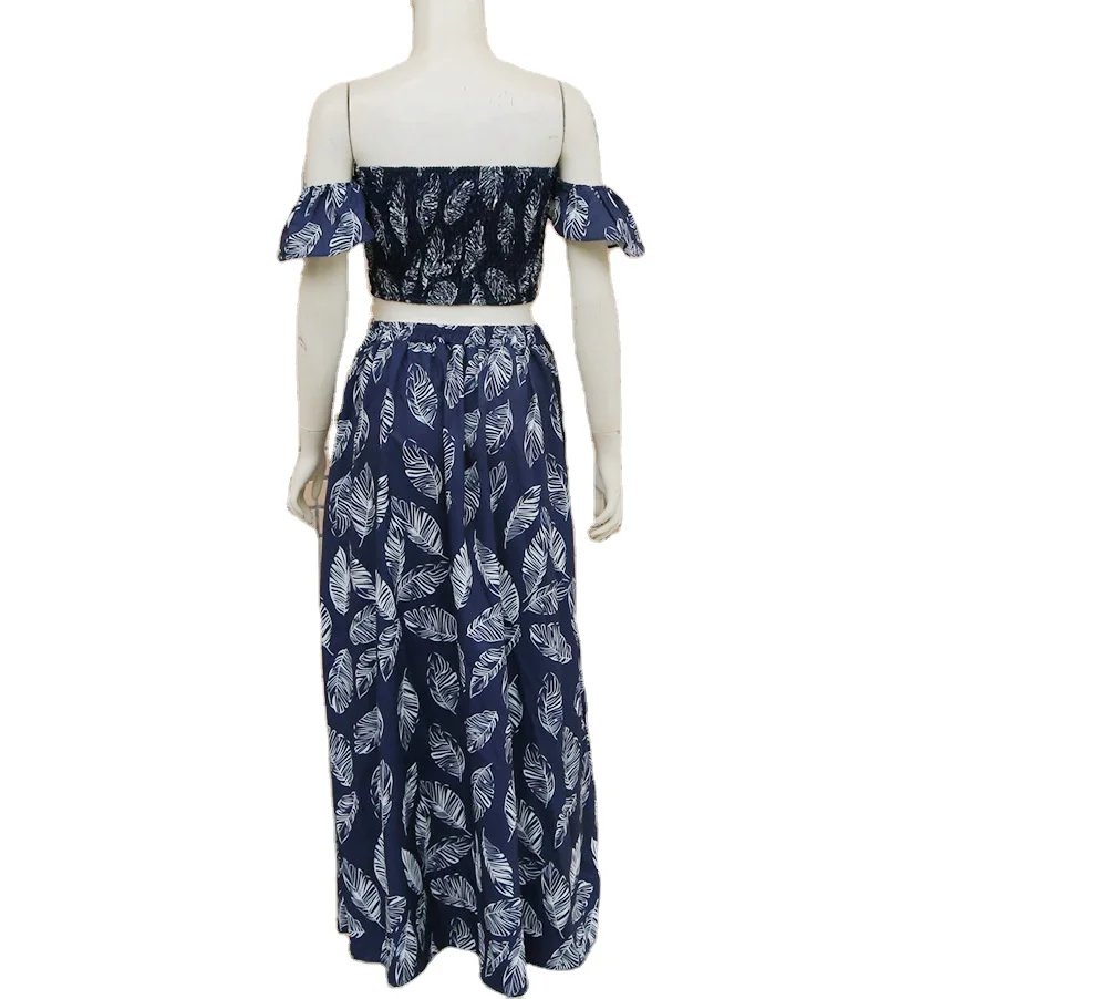 

Print sleeveless dress with bare legs and belly button, The picture