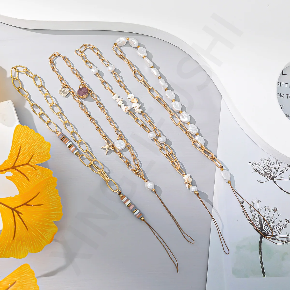 

Fashion Design Gold Link Chain Phone Lanyard With Baroque Pearl Beaded Heart Charm Mobile Phone Straps
