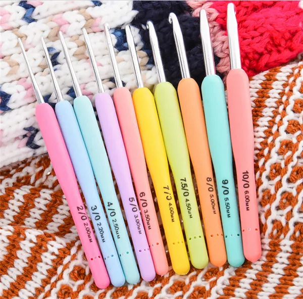 

With bag Set of 10 Aluminum Crochet Hooks Knitting Needles Multi color Soft Plastic Grip Handle Weave Craft 2.0mm-6.0mm, As the picture