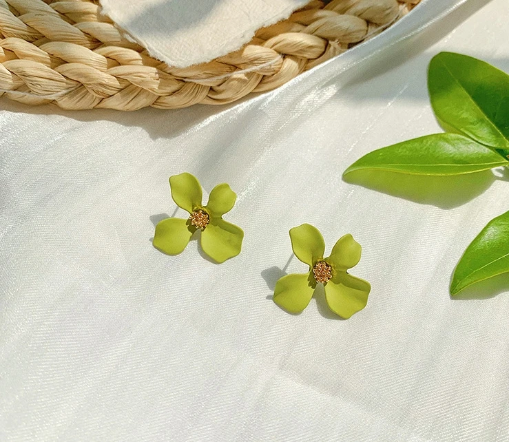 

Avocado green flower earrings fresh and lovely girl summer S925 silver post earrings jewelry