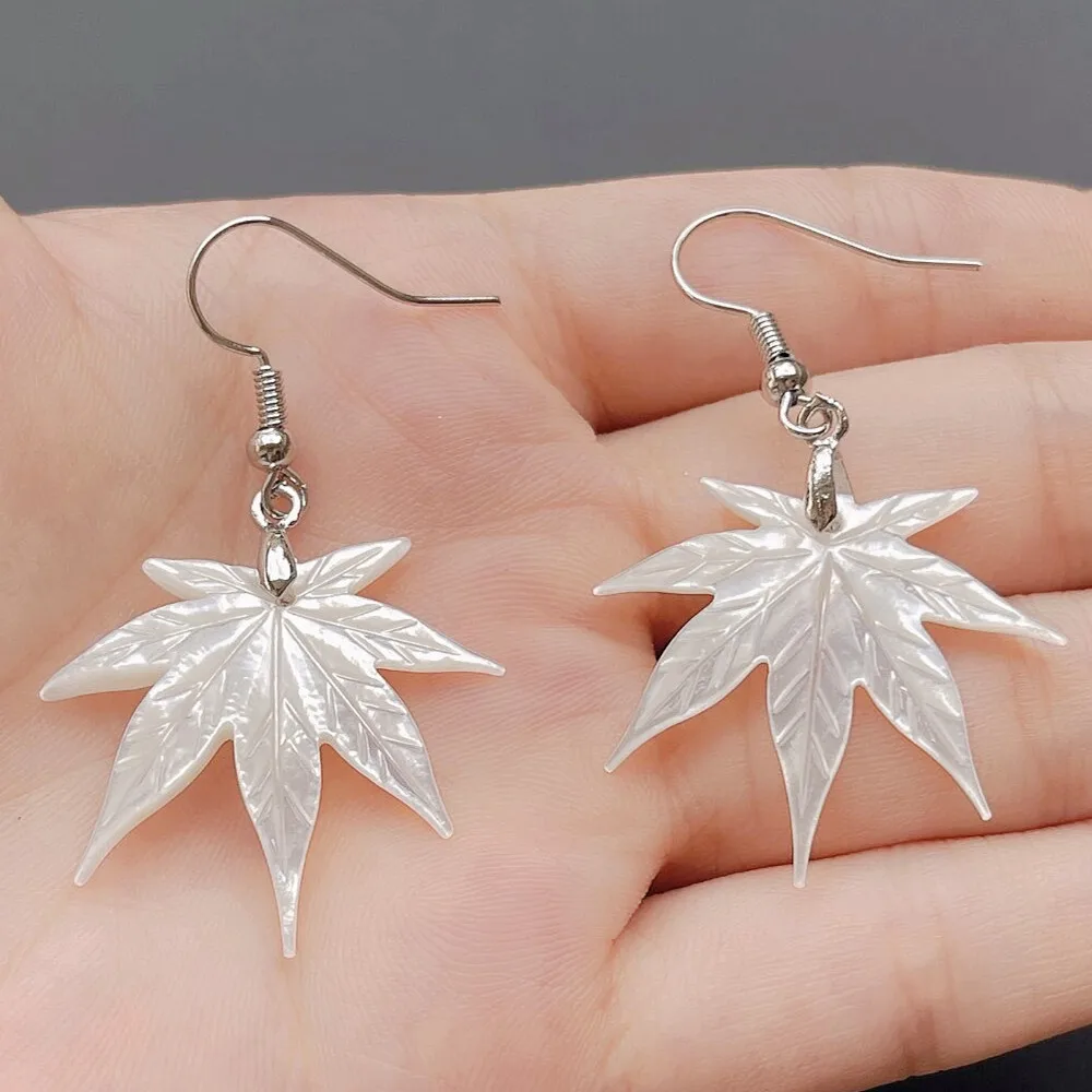 

MOP373 Natural White Paua Abalone Shell Earrings Dangling Carved Maple Leaf