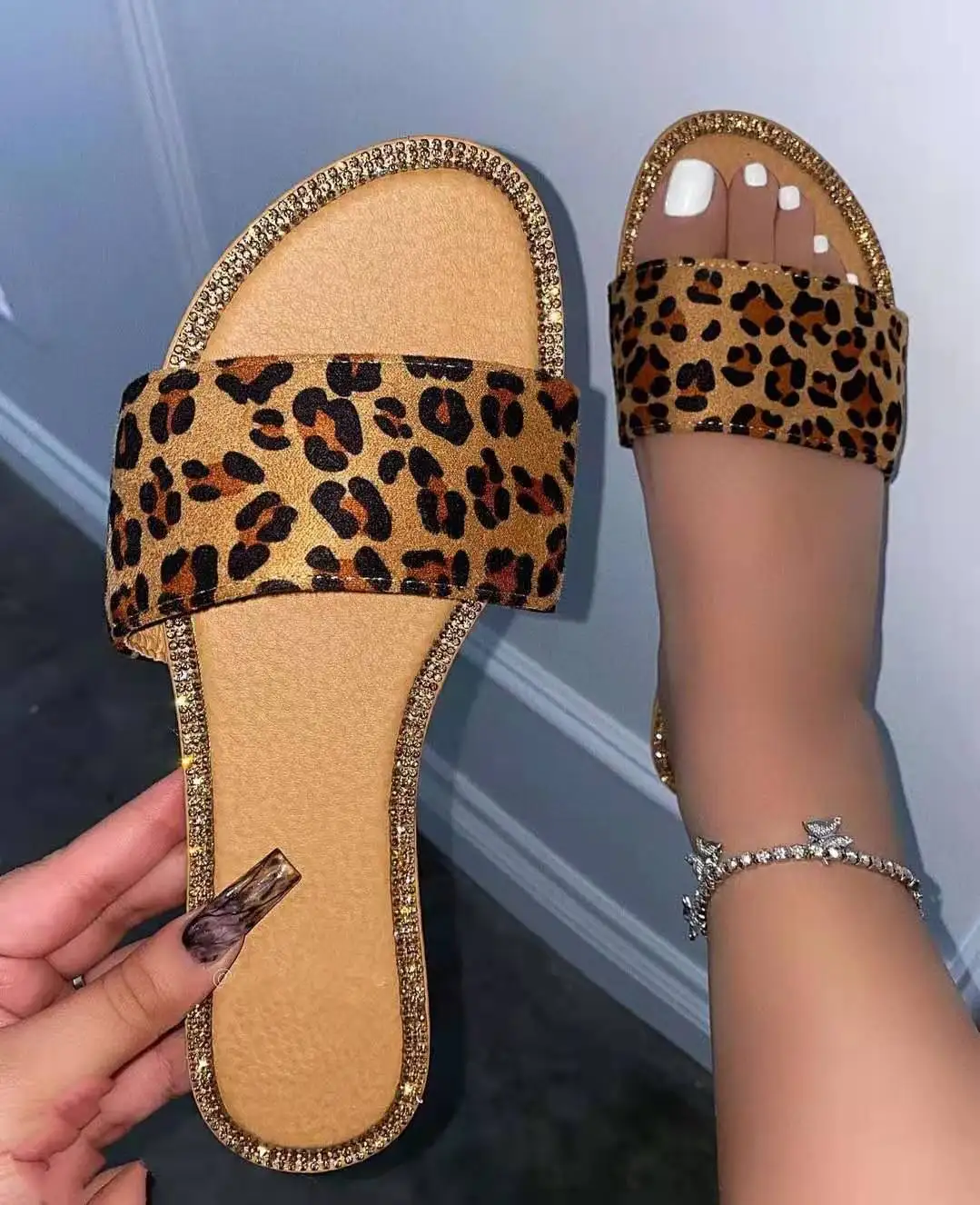 

LX-095 Cheap bulk wholesale instock flat sequined sandals slipper for women leopard print cross strap open toe beach sandals, Picture show