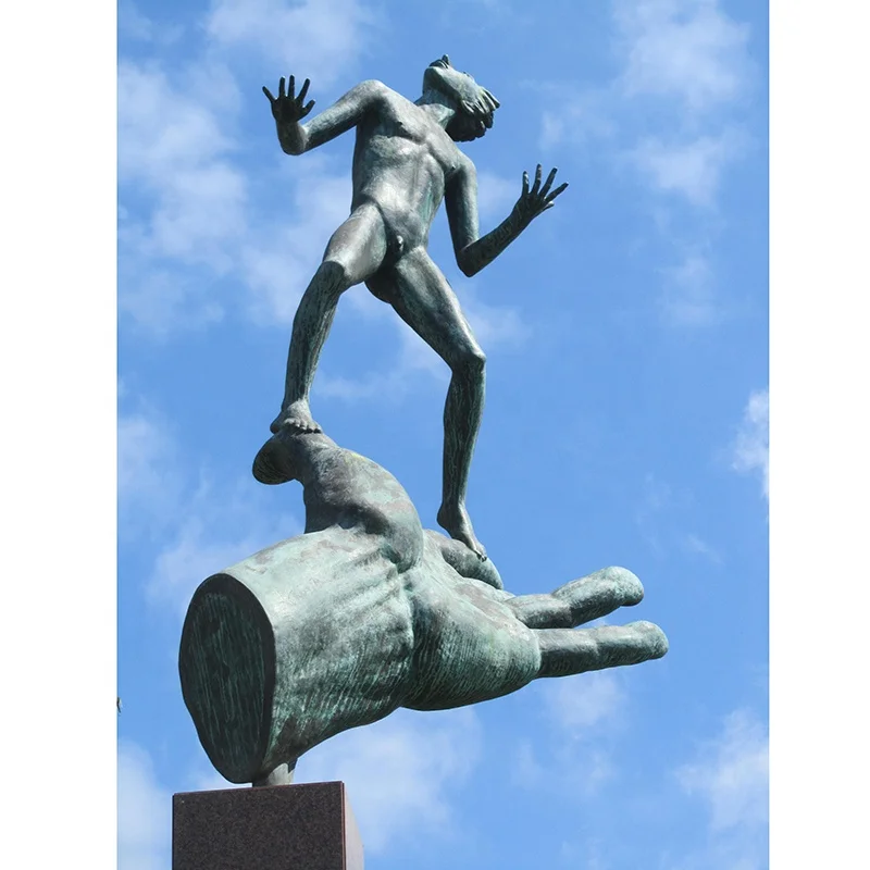 青铜雕塑的青春舞动冲浪手