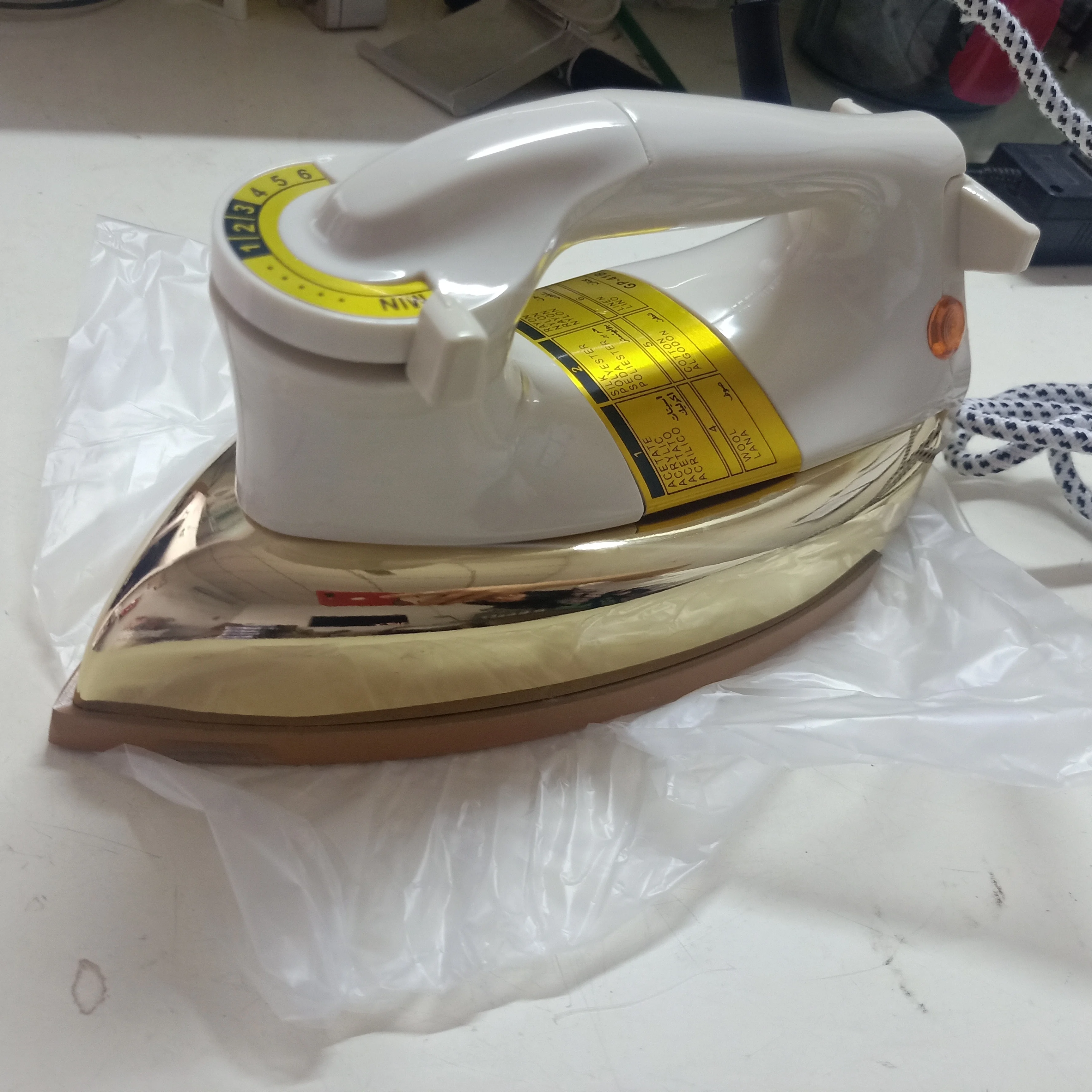 
CB approved HN-3530 electric iron heavy duty dry iron 1000w golden/gray/silvery soleplate 