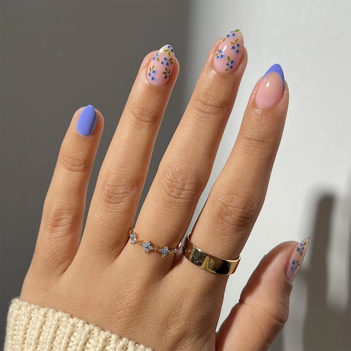 24 Pcs/set Acrylic 3711 Blue and Pink Floral Nail Art with Gold Tips Short Almond French Press on Nails Artificial Fingernails