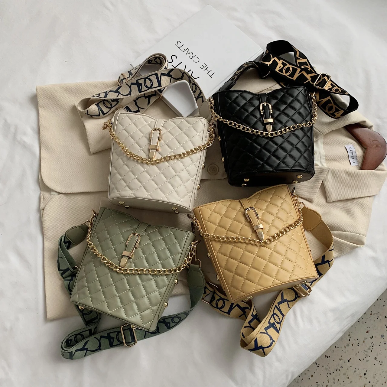

Fashion wide shoulder strap unique female bag 2021 new trend all-match messenger bag one-shoulder bucket bag, White yellow black green