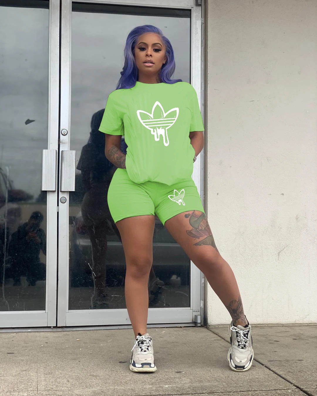 

Two piece set of short sleeve short sleeve shorts printed with solid color pattern