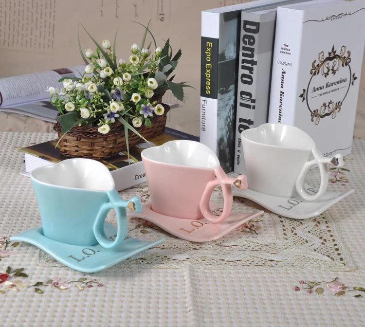 

2021 Creative heart shape mug with spoon lover gift pink color coffee cup 180ml porcelain heart shape cup with spoon, As the picture show