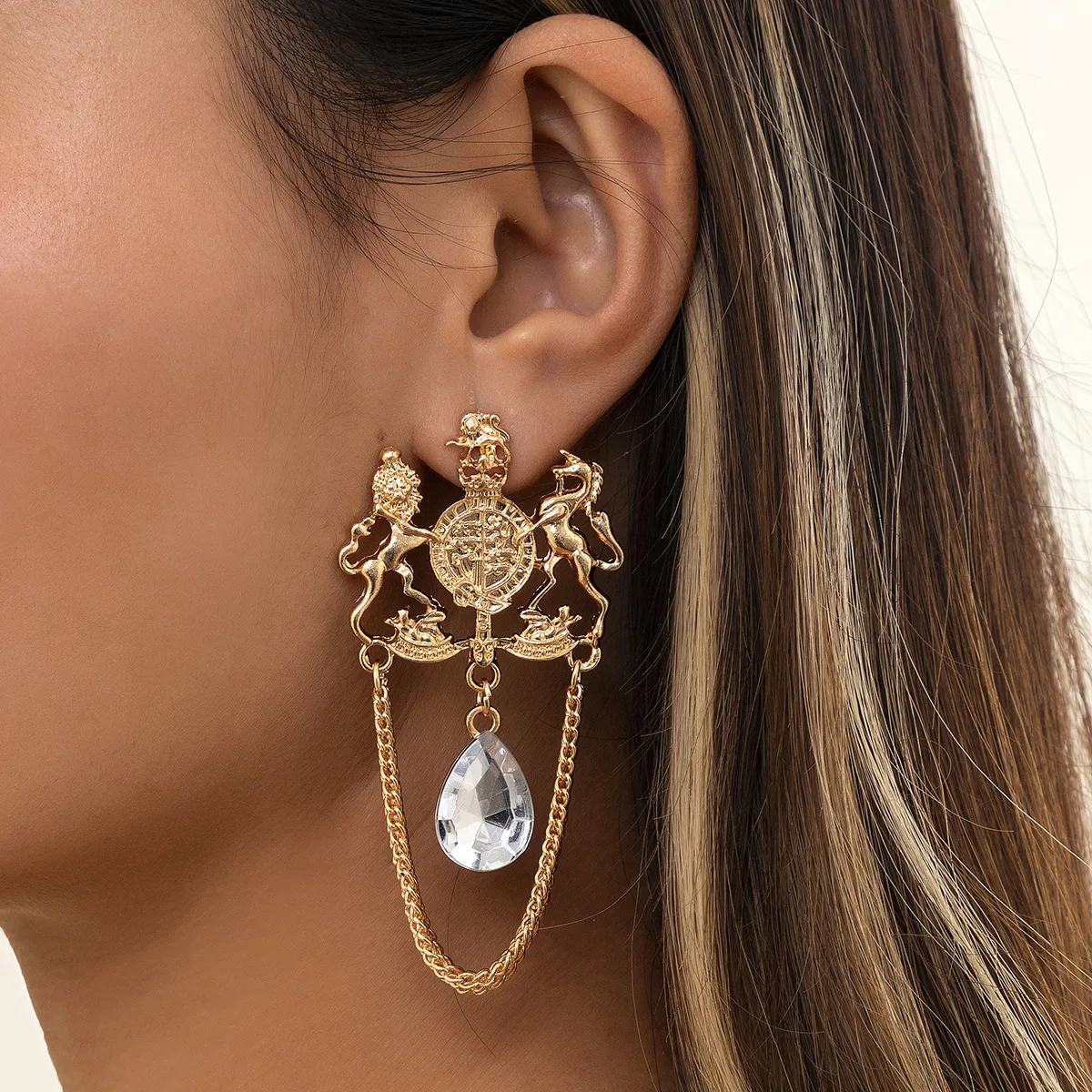 

Retro palace style diamond pendant earrings Simple metal chain guardian god earrings