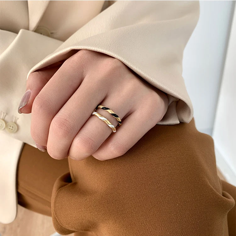 

4 Colors Black Leather Weaved Twisted Adjustable Rings Thin Bright Matte Gold Plated Ring Women Korean Minimalist Jewelry 2021, Gold / silver