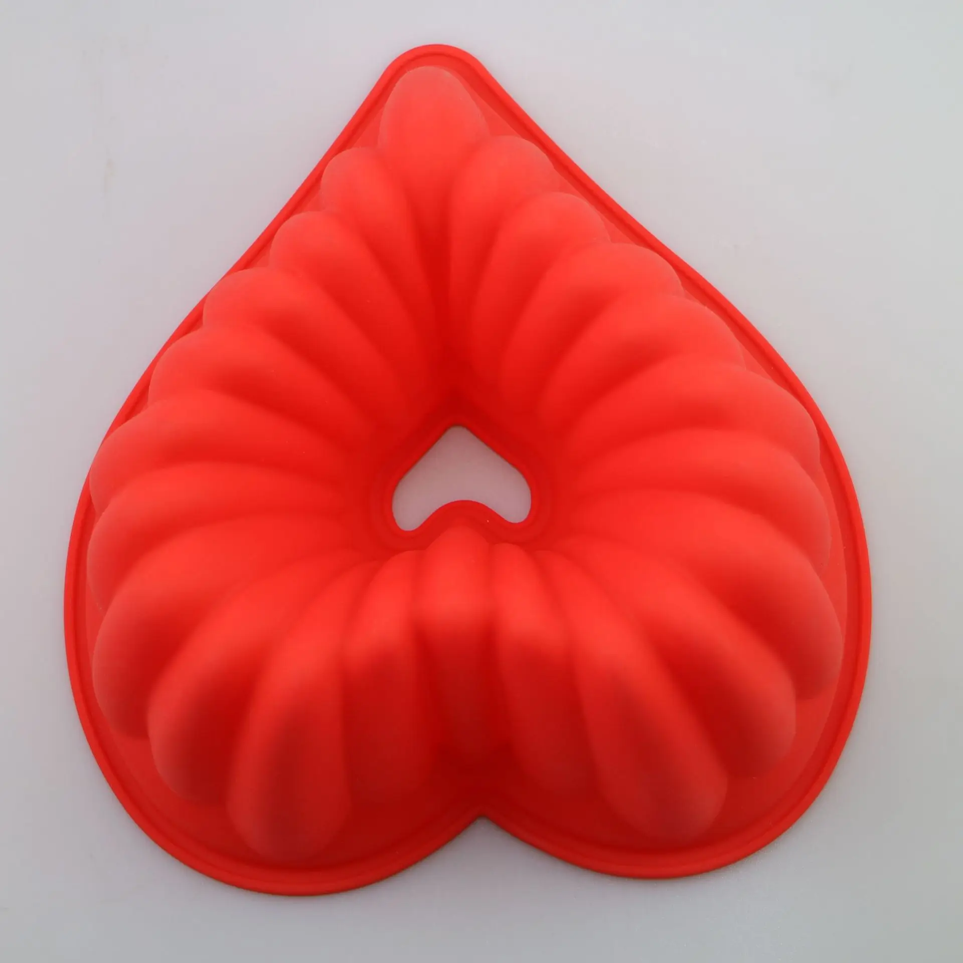 

Silicone single three-dimensional caterpillar love cake mold hollow in the middle of valentine's Day series baking mold, Red