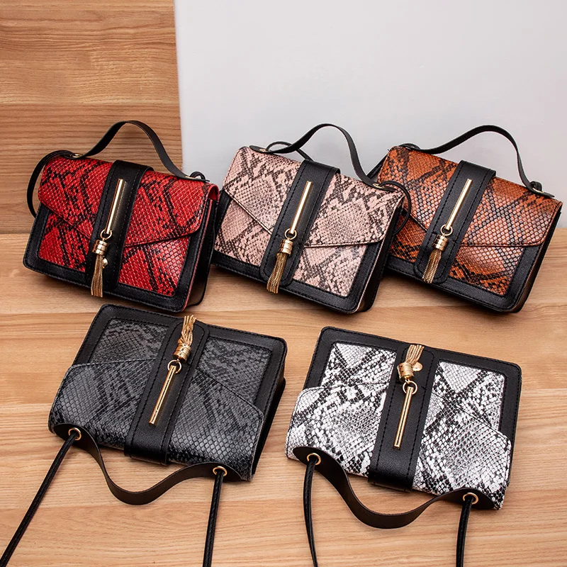 

New 2022 pu Snake grain tassel small handbags for women luxury custom snake grain tassel retro Messenger purses and handbags