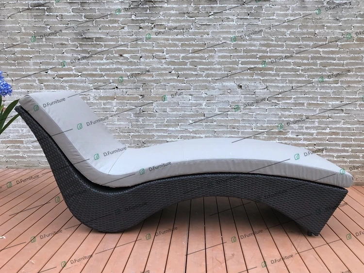 New Design Garden Outdoor Lounger Furniture Black PE Rattan Sun Lounger Daybed