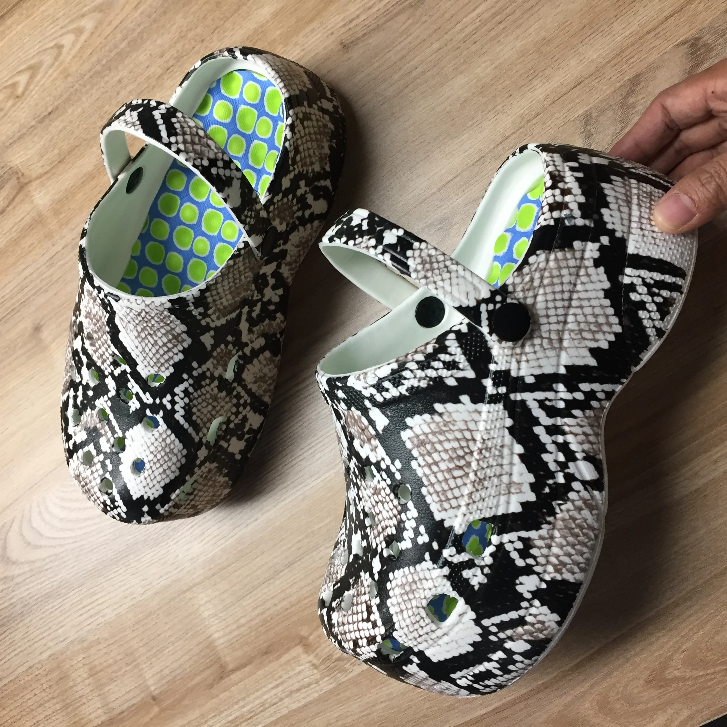 

Snake Skin Platform Clog Shoes Women 2020 Gardener platform Clogs Slippers Thick Sole10CM High Heel Wedge Mule Clogs For Women