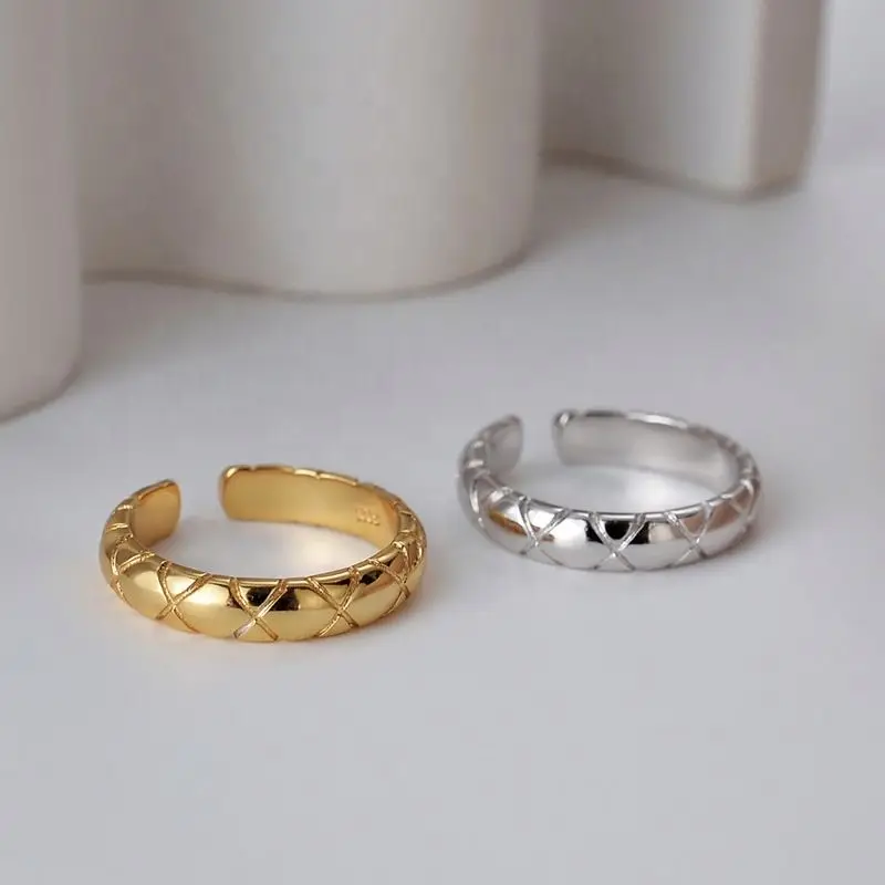 

Retro S925 Silver Diamond Pattern Smooth Twist Ring
