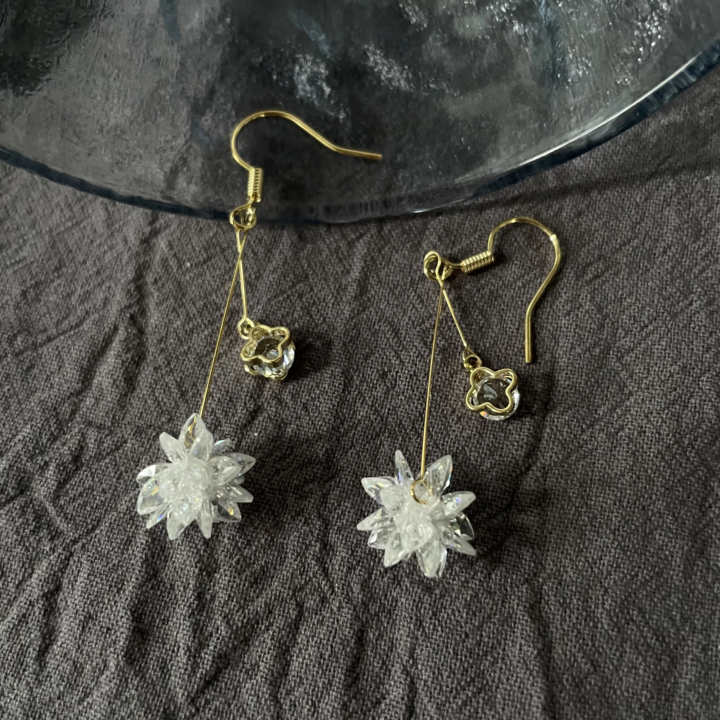 

Custom Acrylic Flower Crystal Daisy Flower Drop Womens Dangle Earrings