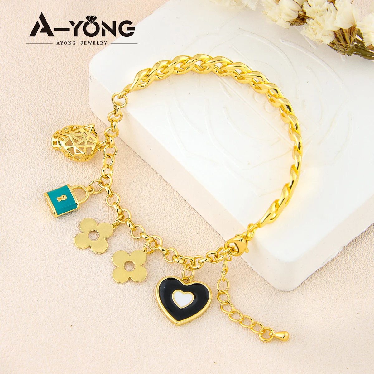 

Popular Style Ladies Cuban Link Gold Pendant Bracelet 18k Plated Adjustable Bracelets Women