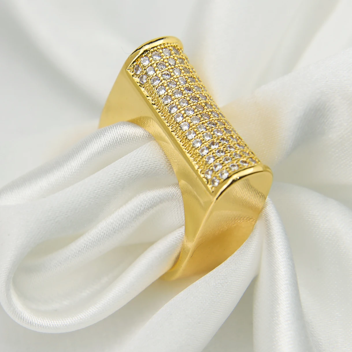 

Wholesale Jewelry from Dubai Hiphop Chunky Rings Jewelry Women Cubic Zirconia Ring