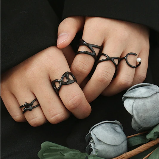 

Punk Statement Black Enamel Cross Finger Rings Unique Design Oil Dripping Knotted Ring For Party Girls