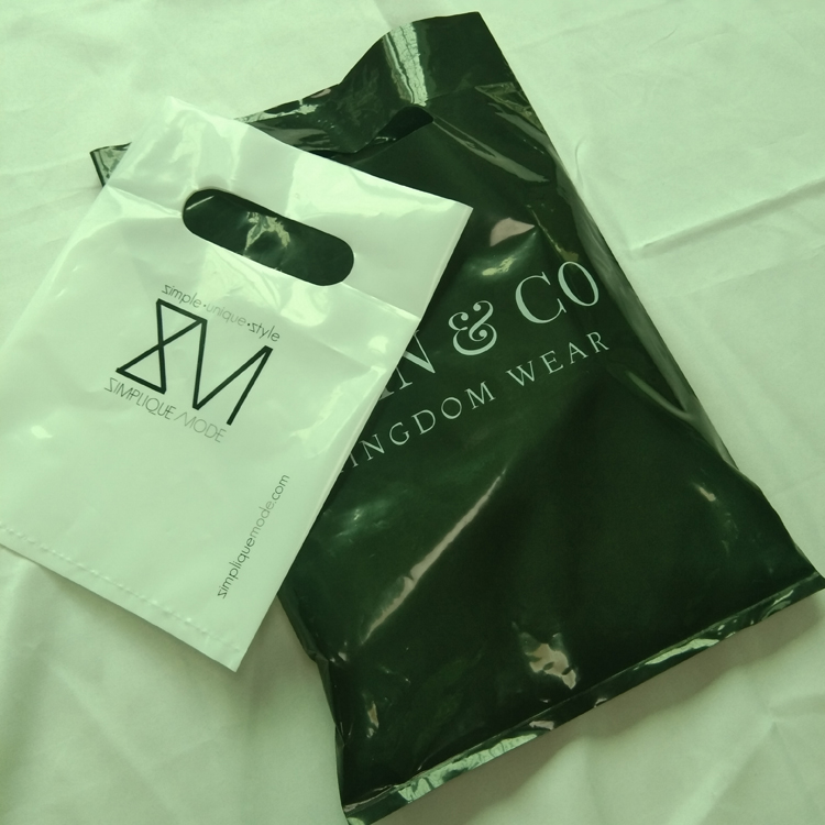 

Custom personalized Logo plastic shopping bag, die cut handle Plastic Shopping Bags for clothing/gift, Customized