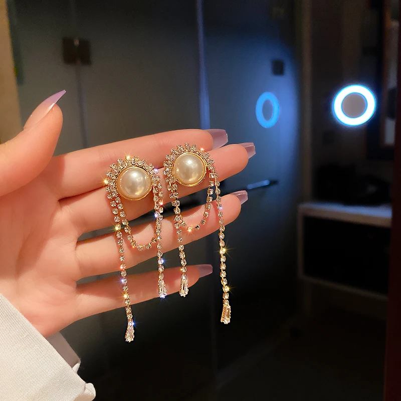 

2021 trendy crystal fashion pearl dangle earrings for women