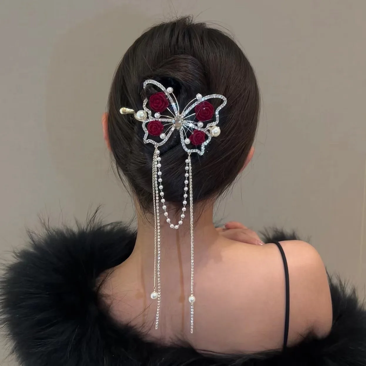 

2023 Wholesale Tassel Elegant Metal Girl Hair Wiggle Claw Clip Butterfly hair clip with Pearl Beads Rose Metal Hairpin