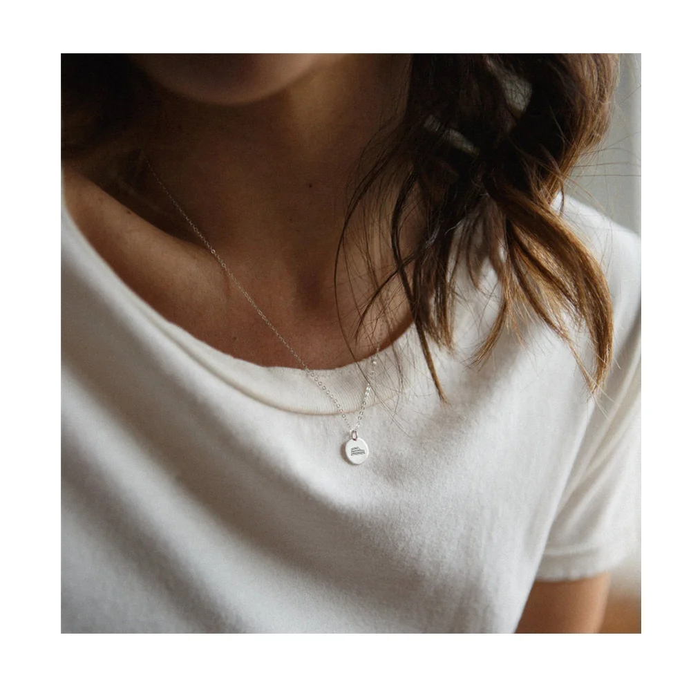 

Wholesale Gold Jewelry Couple Custom Name Trendy Gold Plated Dainty Country Paris London Engraved Disc Necklace