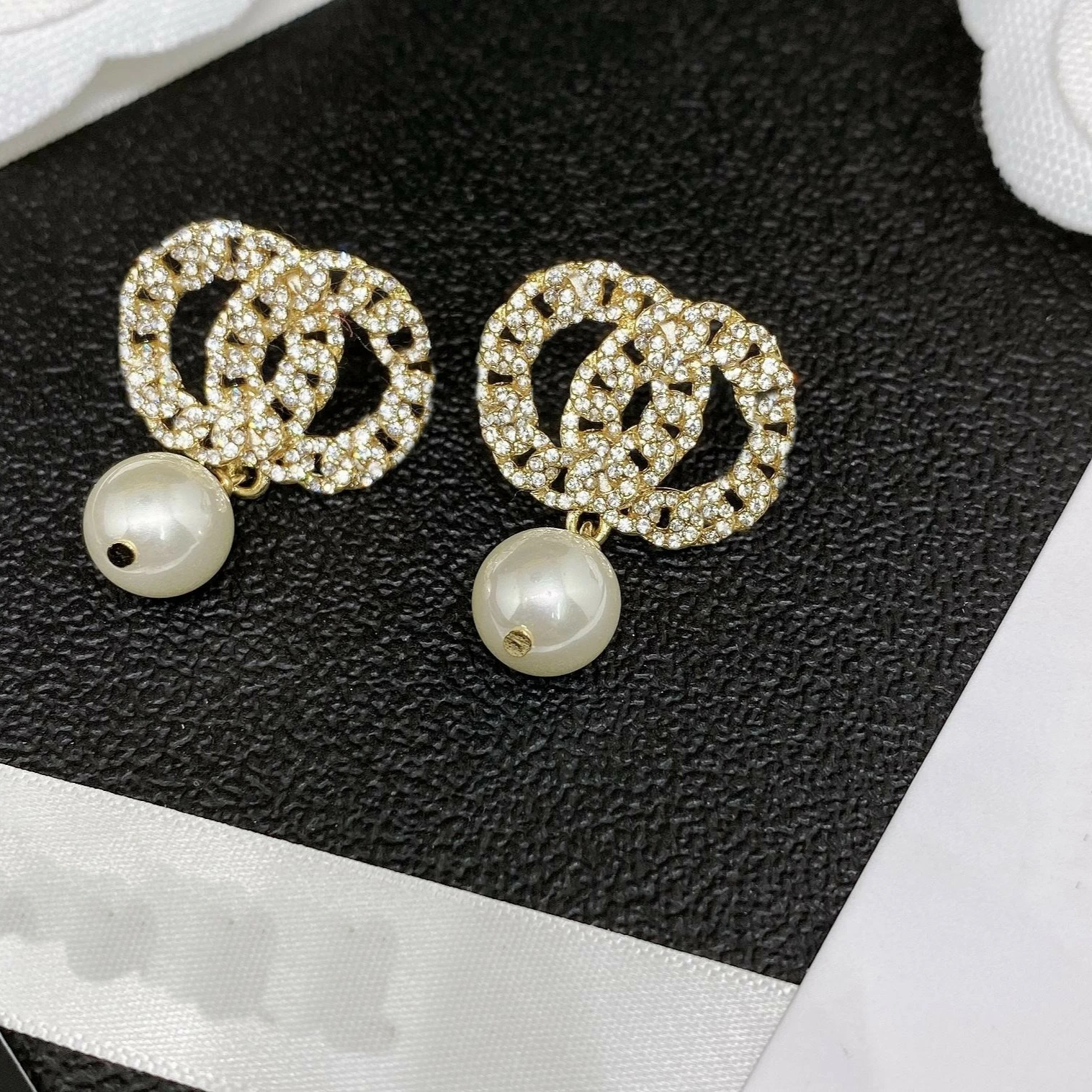 

2021 famous brand fashion black gold earrings designer jewelry peal earrings for women, Picture shows