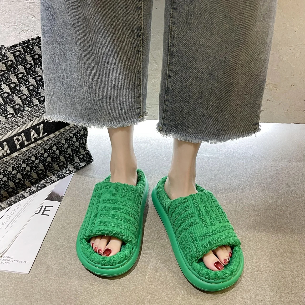 

New Trend Warm And Fashionable Ladies faux fur slides Outdoor Lightweight Ladies Slippers wholesale fur slides, Green / black / pink