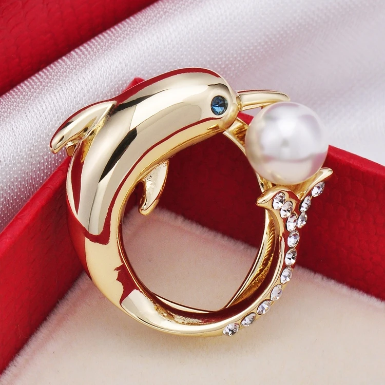 

Dolphin scarf button T-shirt with buttoned Brooch at the hem