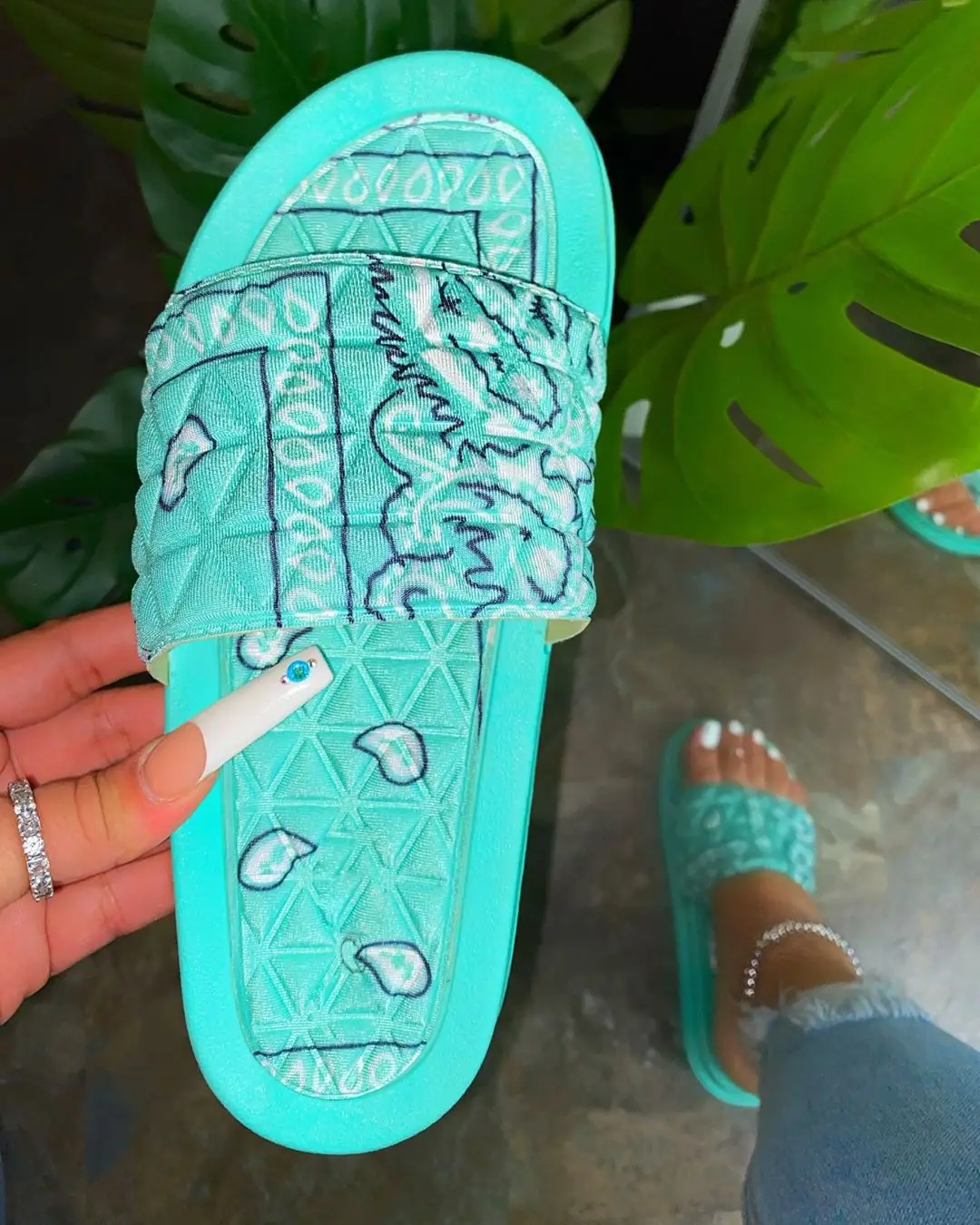 

Amazon AliExpress Hot Sale Womans Slippers Plus Size Totem Wave Bottom One Font Slippers For Women Outdoor