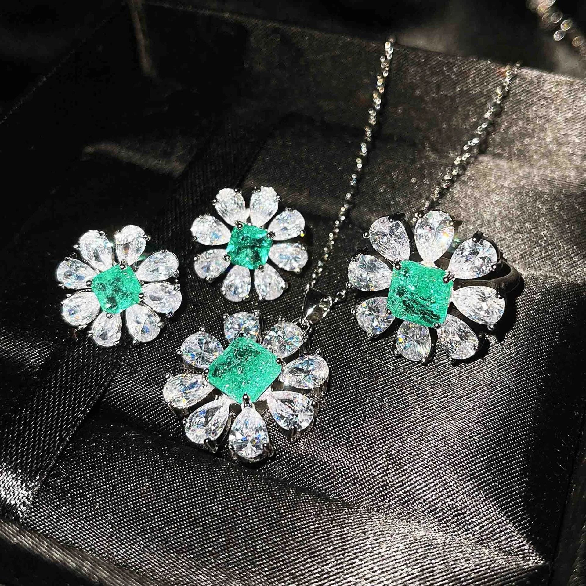 

Fashion Elegant Flower Jewelry Set Sun Flower Pendant Necklace Earrings Women's Eternity Wedding Rings Gift, Customized color