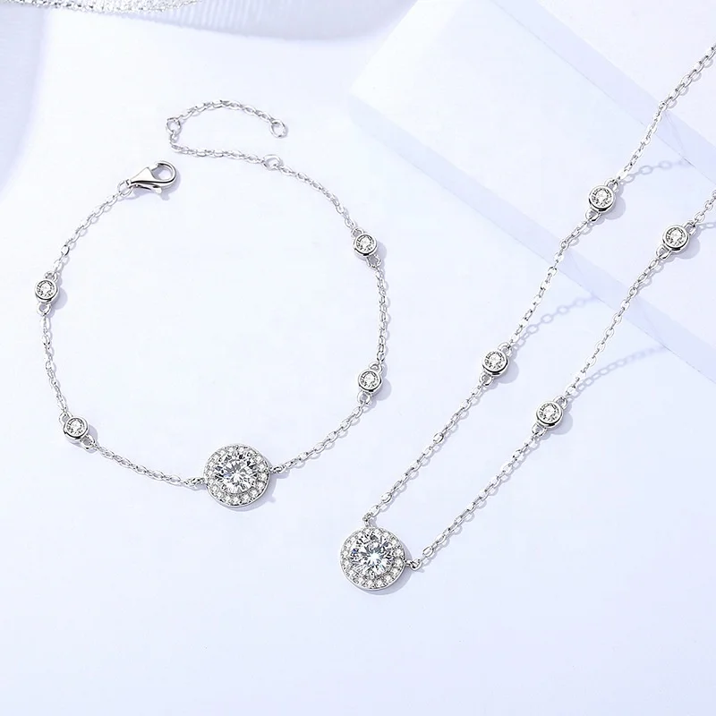 Round Dimond Pendant Necklace