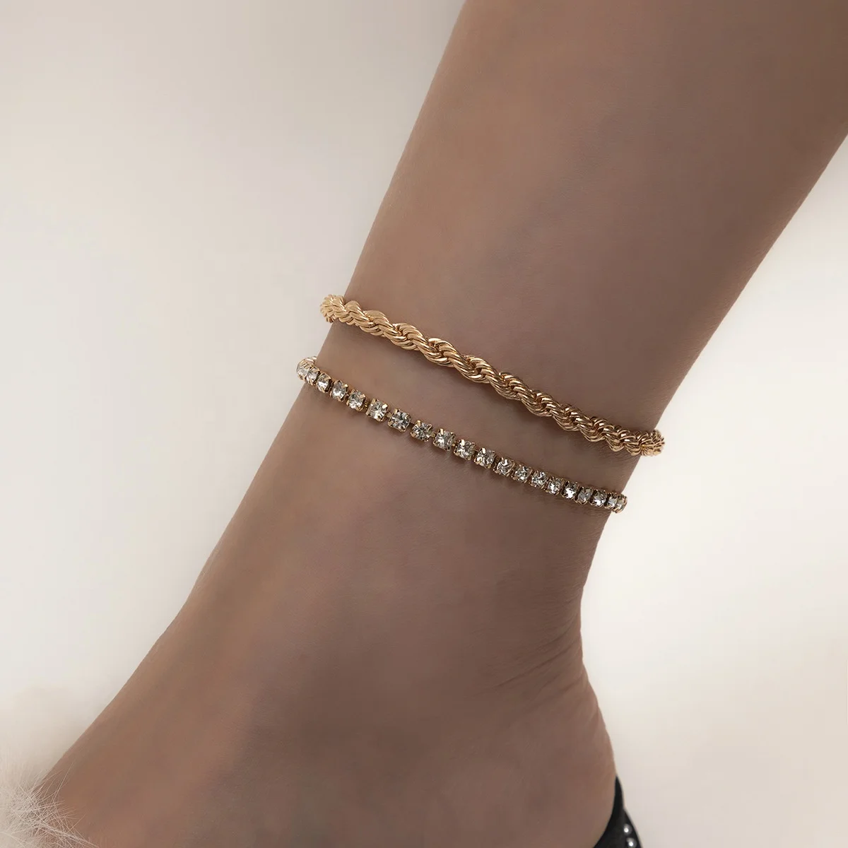 

2pcs Women's Hip-hop simple INS metallic twist chain anklet set, Gold/silver