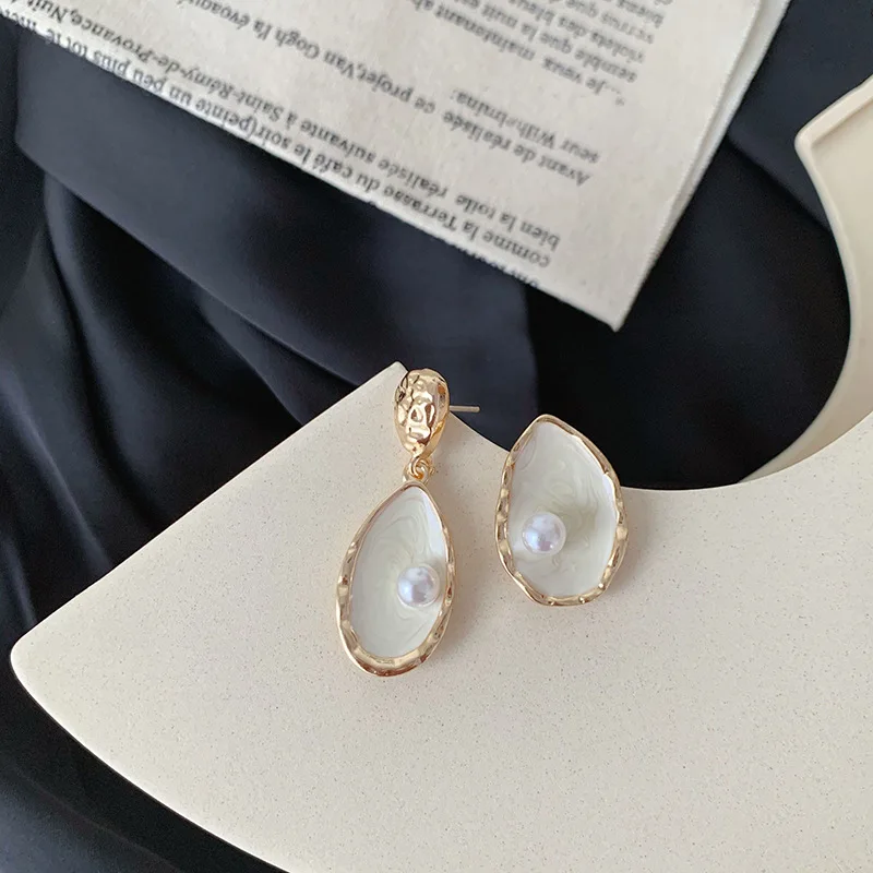 

JUHU 2021 New artistic alloy earrings geometric earring wacky fun simple asymmetric shell shape pearl alloy jewelry for women, Gold