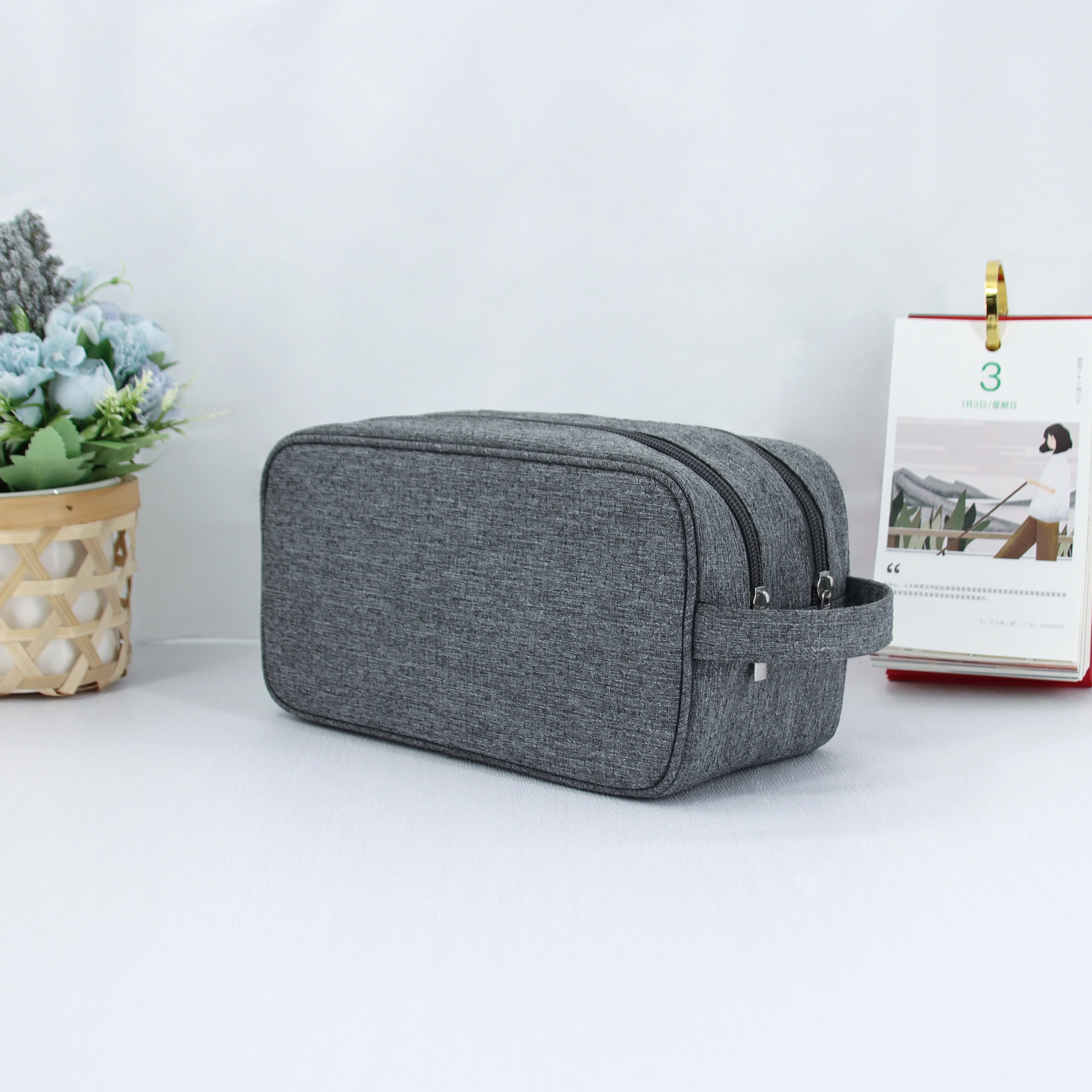 

BSCI Factory Reusable Eco Friendly Waterproof RPET Travel Toilet Makeup Cosmetic bag