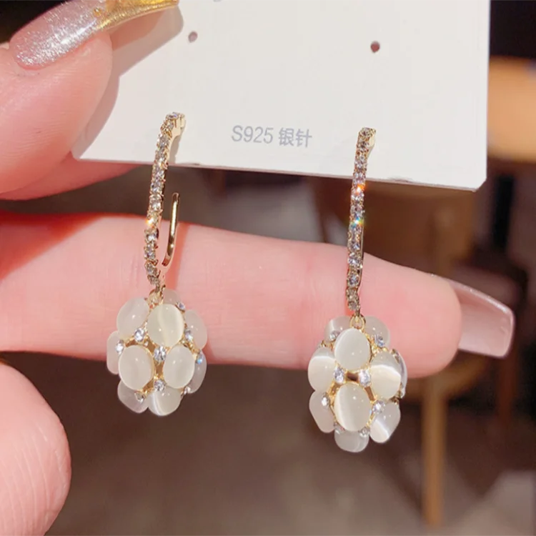 

Fashion Cat's Eye Stone Flower Earrings Women's 925 Silver Needle Personalized Exquisite Fashion Earrings