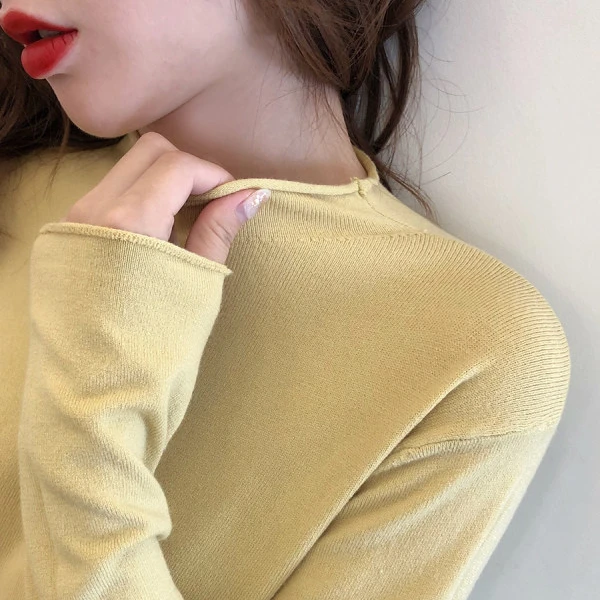 

A Half-tall Knitted Sweater with A Loose Outer Sweater and A Warm Undercoat