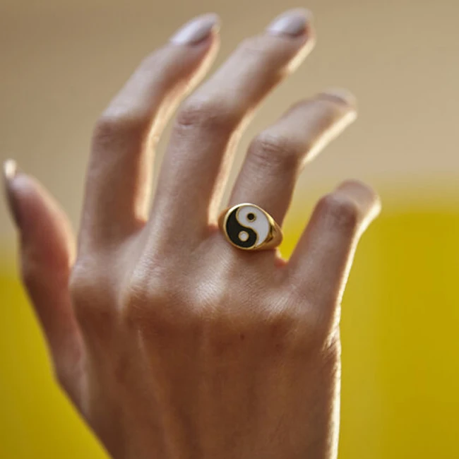 

Pvd plating chunky minimal jewelry two tone yin yang enamel custom logo stainless steel signet ring, Gold