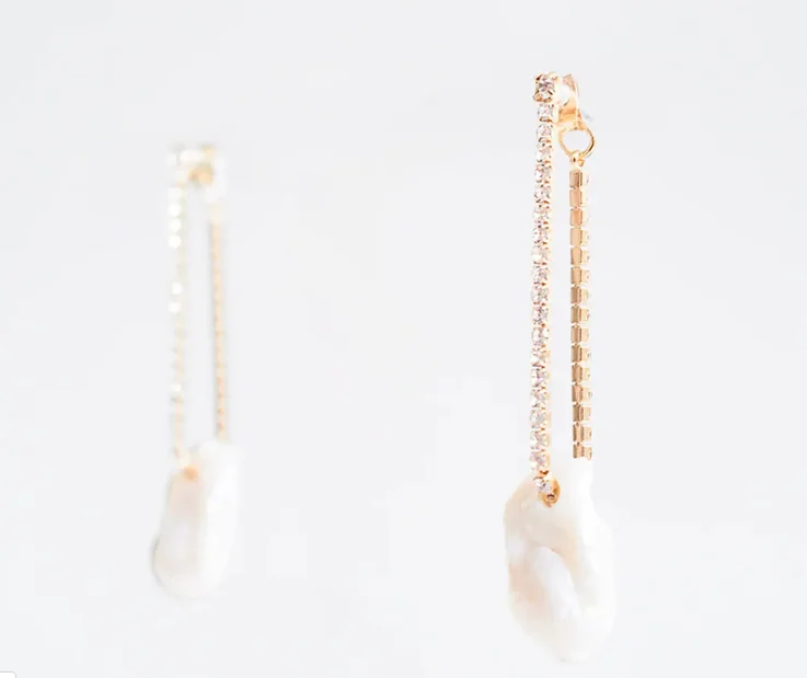 

Long ladies creative fresh water pearl with rhinestone earrings
