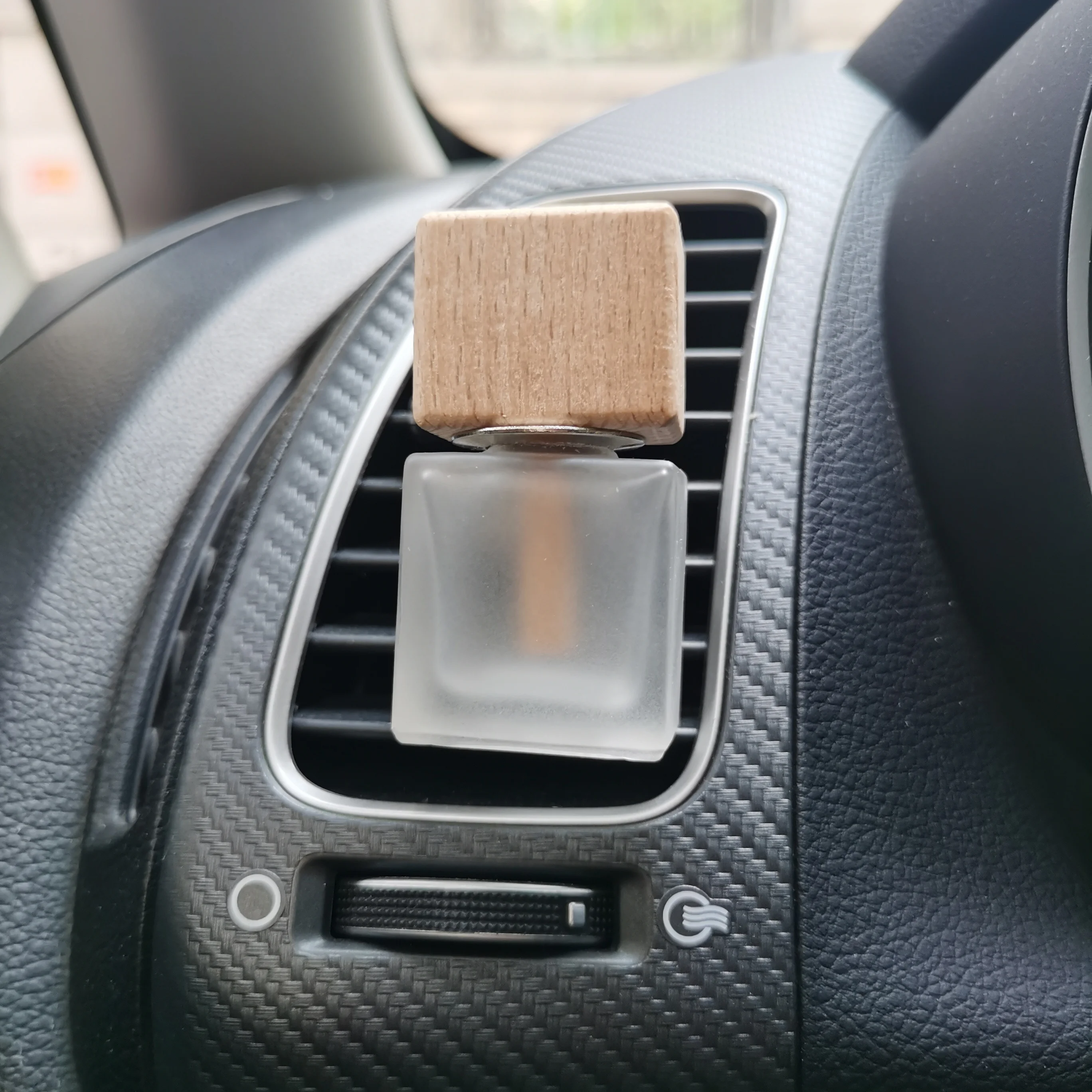 

8ml Frosted bottle car air freshener auto outlet reed diffuser glass bottle perfume essential oil bottle with car vent clip