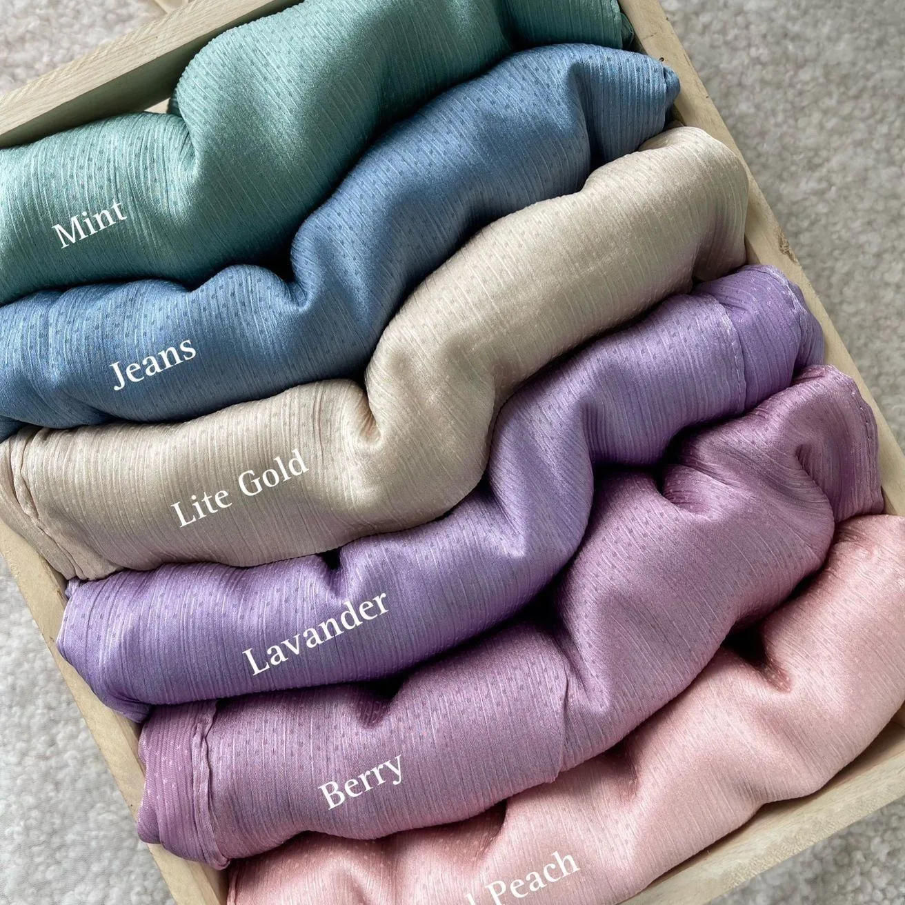 

Wholesale Malaysia Ladias Plain Color Satin Scarf Shawl Wrap Textured Cape Matte Crepe Dot Muslim Women Pleated Silk Stain Hijab