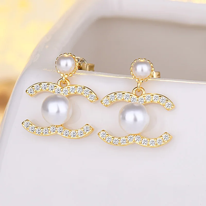 

Luxury Women Jewelry Brand Design Dainty Charms Inspired Channel Earing Set Pearl 18K Gold Plated CC Letter Stud Earrings