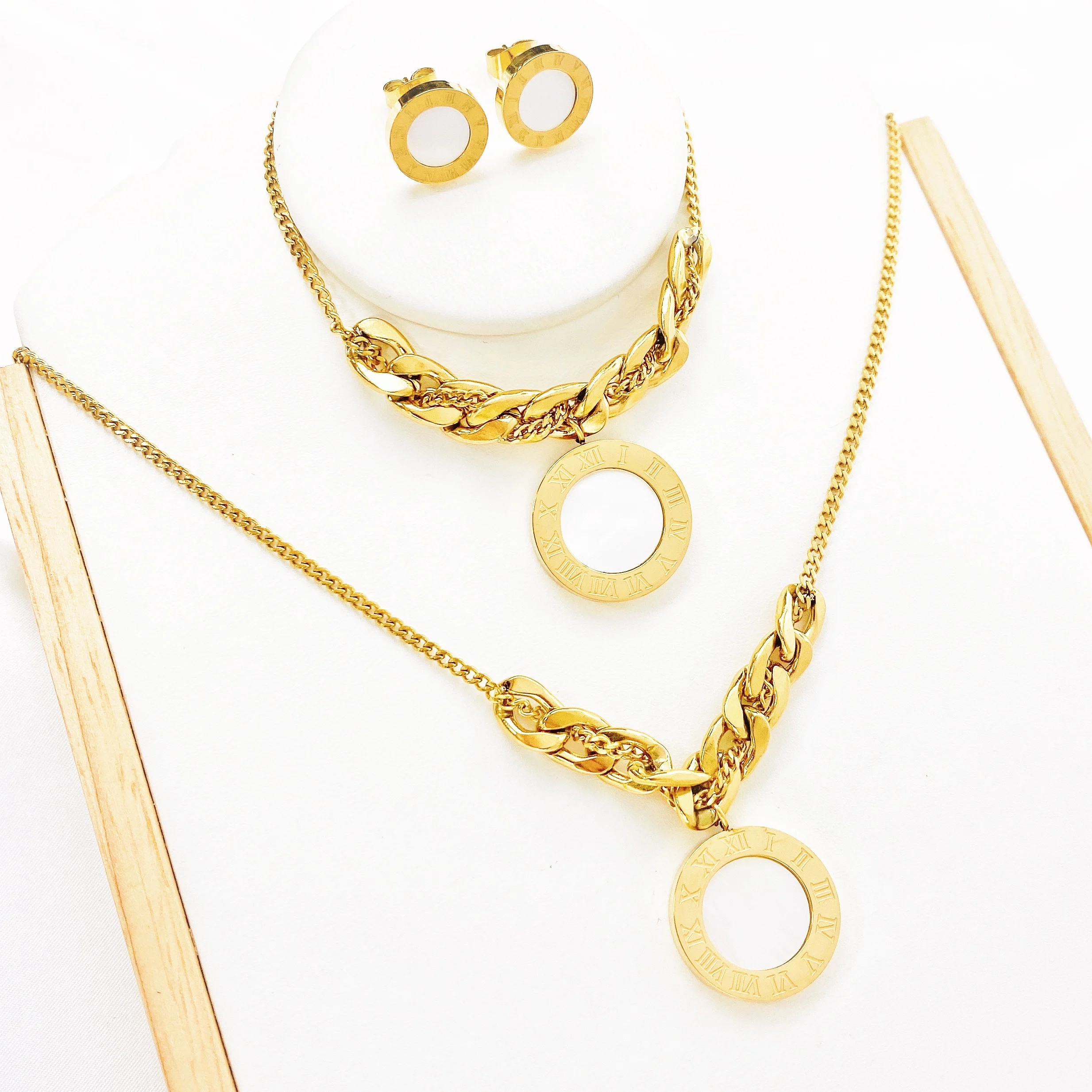 

Fashion Women Necklace Stainless Steel Black White Shell Necklaces With Roman Numeral Luxury Women Wedding Jewelry Collars