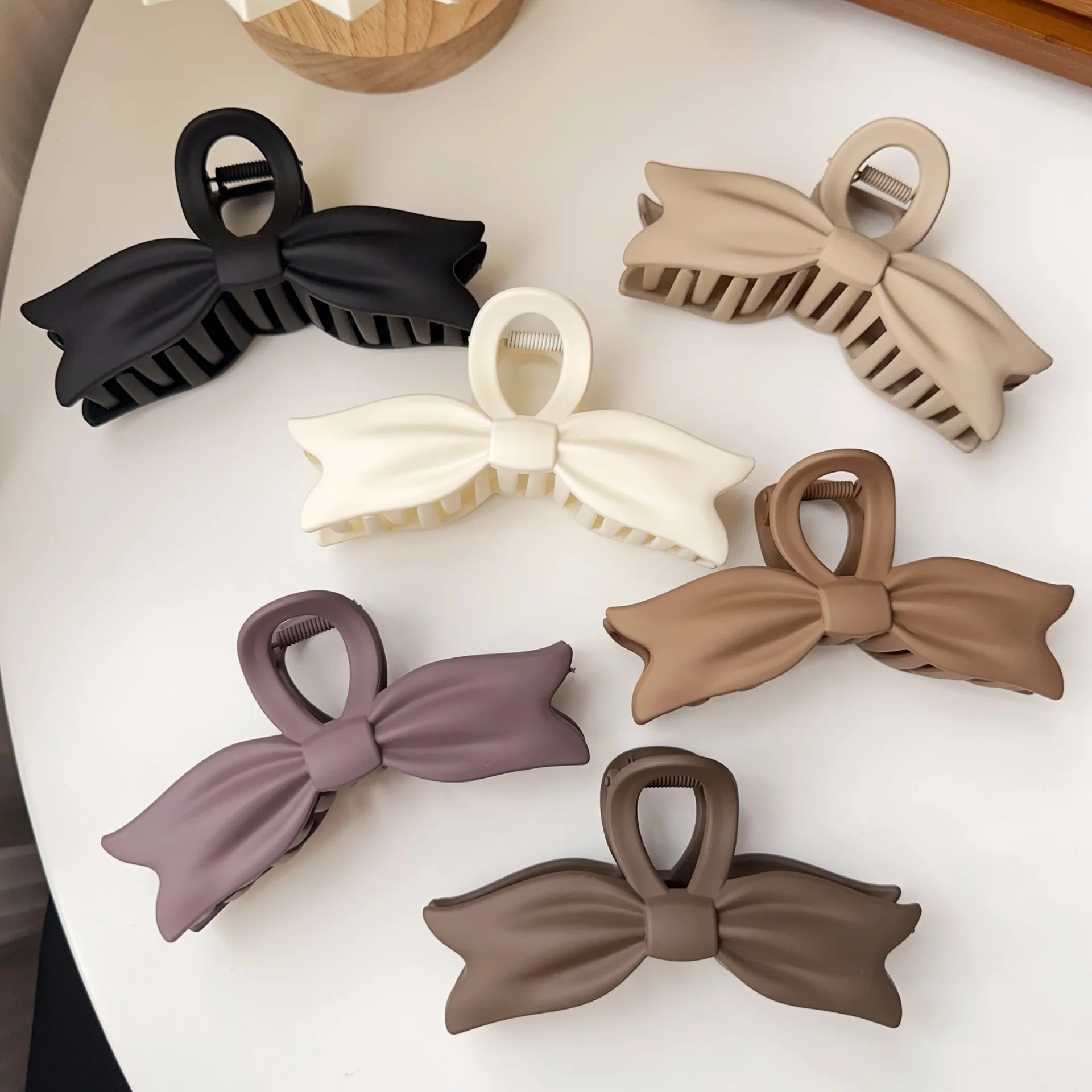 

2024 New Design Frosted Matte Shark Claw Clip Fashion Women Hair Accessories Hair Clamp Holder 13cm Large bowknot Hair Claw Clip