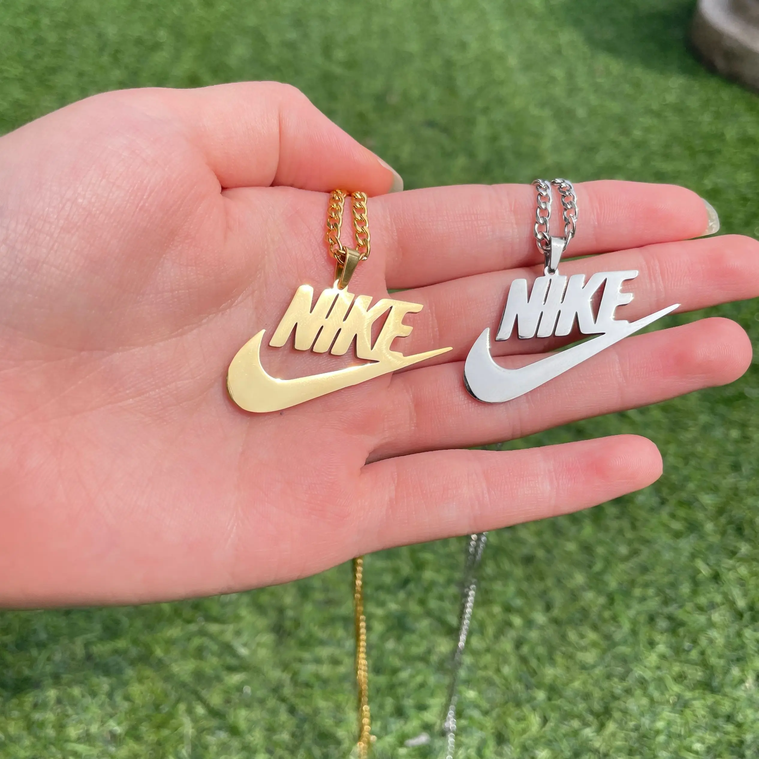 

Vintage Stainless Steel Swoosh Pendant Necklace Personalized Tick Jewelry Hollow Urban Design 18K Gold Custom Name Necklace