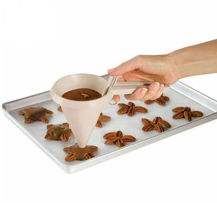 

Handheld Cup Cake Chocolate Dispenser Baking Tool Buttercream Frosting Batter Funnel