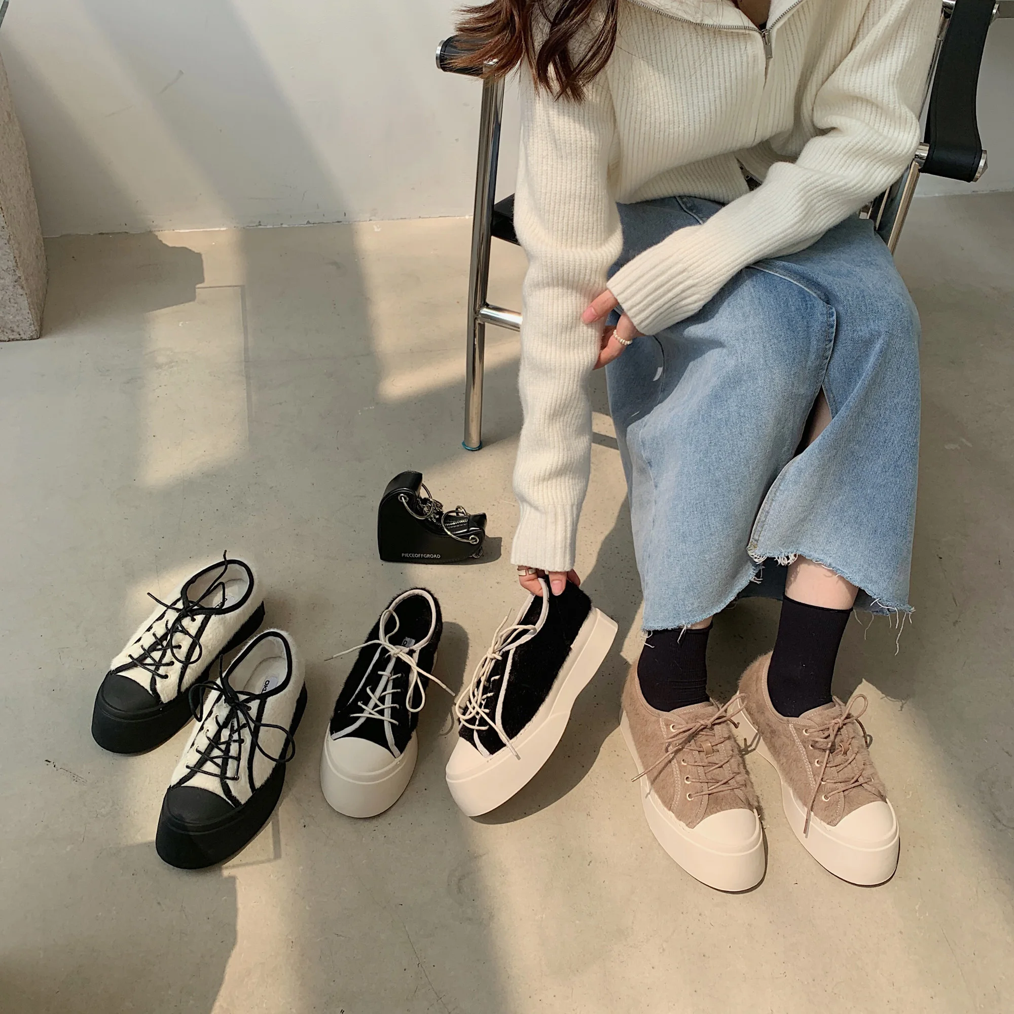 

2021 new Korean thick bottom Baotou women's shoes autumn and winter color matching lace up Plush lazy shoes biscuit single shoes