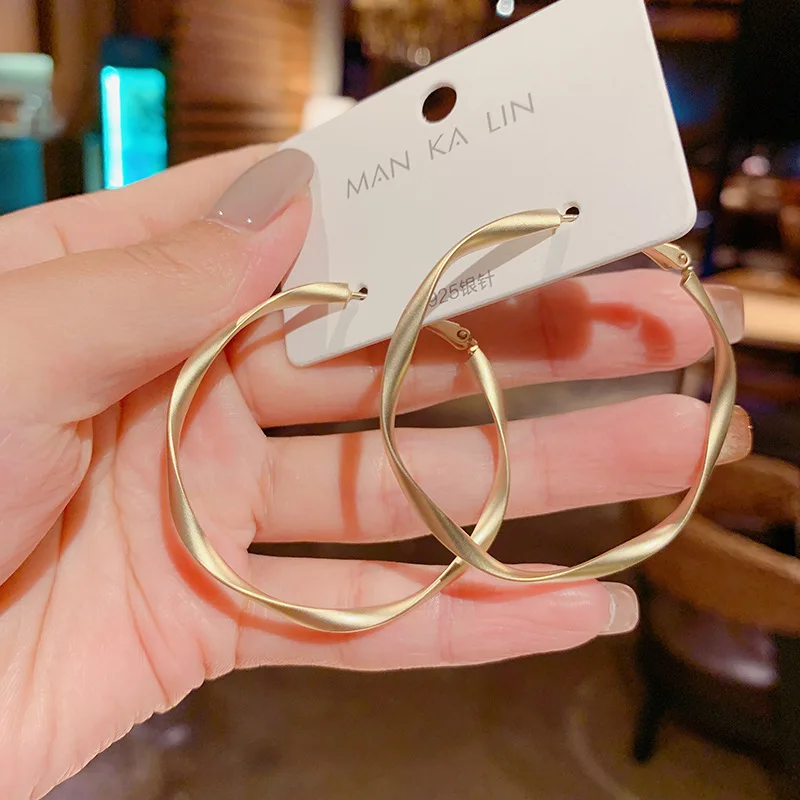 

JuHu Matte Gold Big Circle Earrings Exaggerated Retro Simple Personality Earrings, S925 silver needle 45